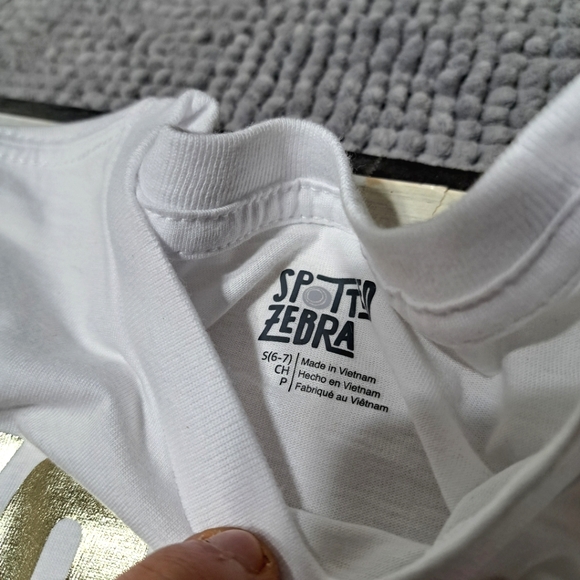 4 Spotted Zebra T Shirts. 2 Graphic Tees and 2 Solid Color Tees. Size small 6-7 - Picture 8 of 13